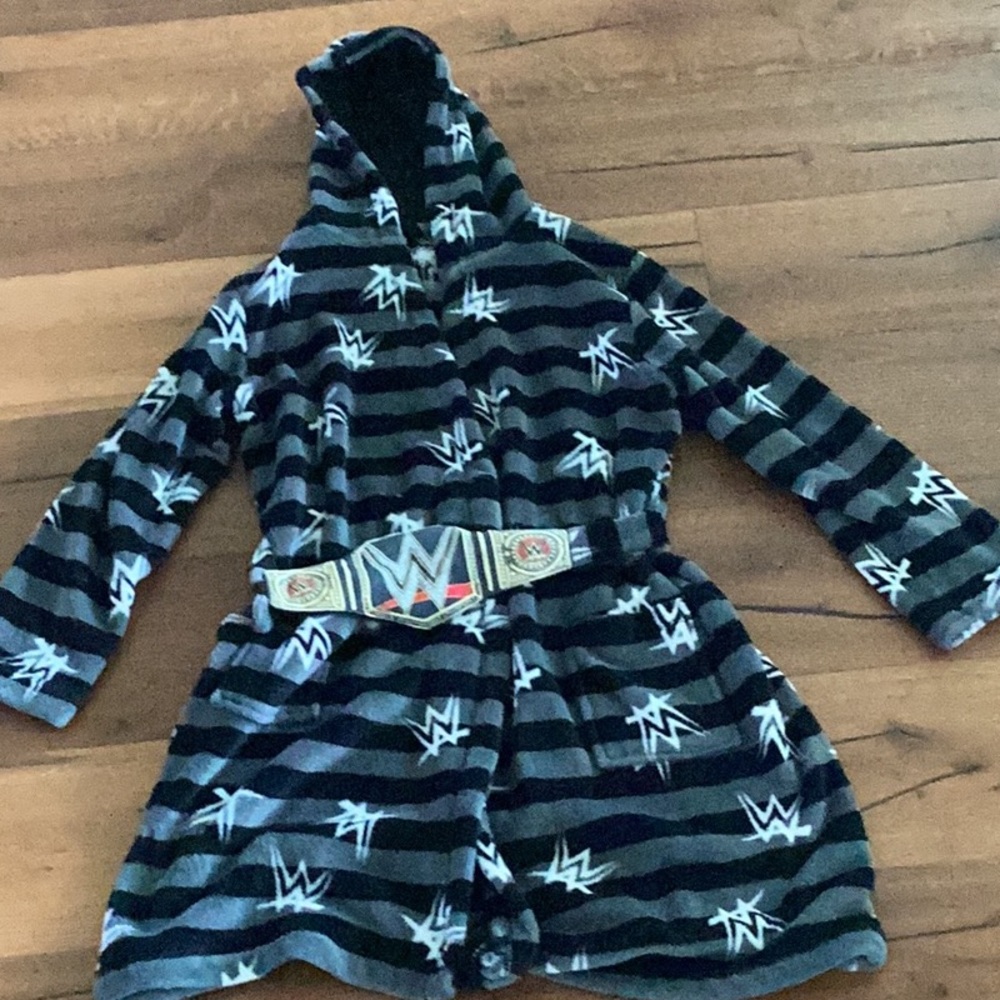 WWE bath robe. For Kids. Youth Large